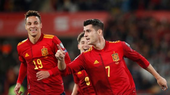 Álvaro Morata convirtió sobre el final y llevó a España a la Copa del Mundo Qatar 2022. (AP)