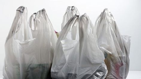 Reducir el impacto de las bolsas de plástico es una tarea que se ha extendido en todo el mundo, y es importante encontrar maneras creativas de reutilizarlas.