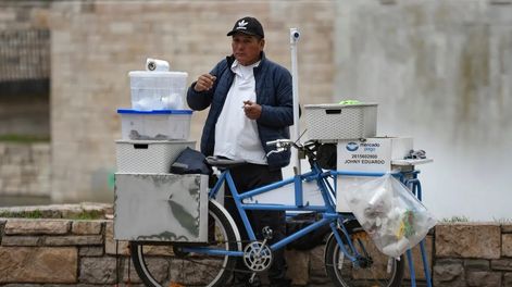 Los vendedores se aseguran de que, si un cliente no tieneefectivo, igual pueda comprar.