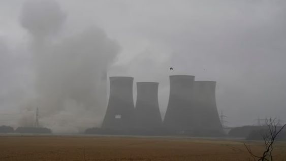 La antigua torre eléctrica de refrigeración de la ciudad de Eggborough, North Yorkshire, Reino Unido, fue destruida pocos minutos después de las 8 de la mañana del domingo.