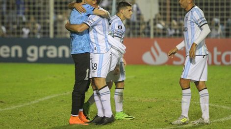 Atlético Tucumán sacó una buena ventaja para viajar tranquilo a Colombia