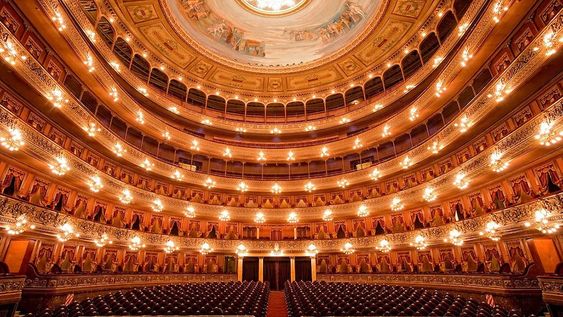 Inaugurada el 25 de mayo de 1908, la máxima sala de ópera, ballet y conciertos nacional ha sido considerada como la mejor para la ópera en varias oportunidades.