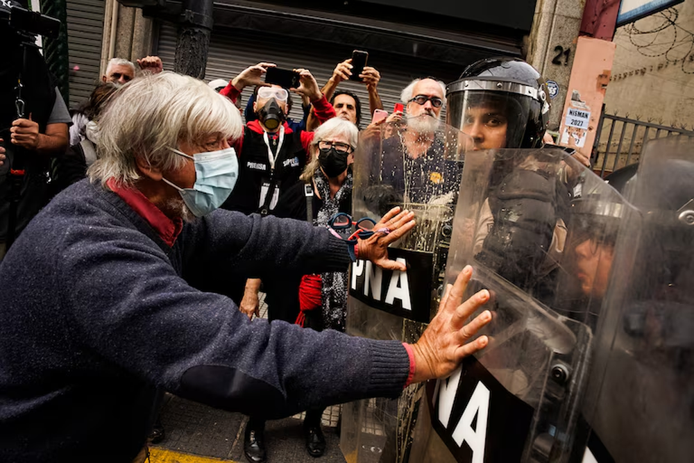 Nuevo enfrentamiento entre manifestantes y fuerzas de seguridad en la marcha  de los jubilados