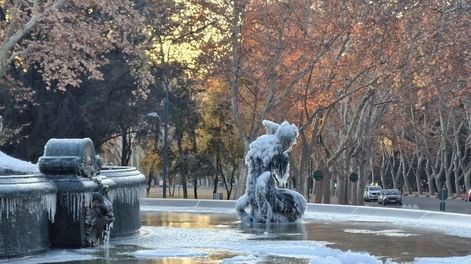 Los Andes | La Fuente de los Continentes amaneció el lunes congelada en el medio de la histórica ola polar en Mendoza. / Foto gentileza Ayrton Peyrille