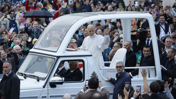 León XIV saluda a los fieles desde el papamóvil durante la audiencia general semanal en la Plaza de San Pedro en el Vaticano, este 21 de octubre.