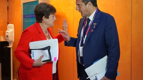 Kristalina Georgieva, titular del Fondo Monetario, junto al ministro de Economía, Sergio Massa.
