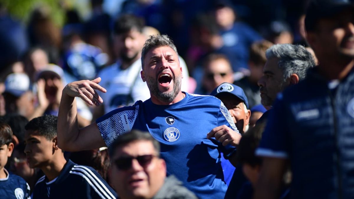 Los Azules golearon al Lobo del Parque y sus hinchas se fueron felices de La Catedral