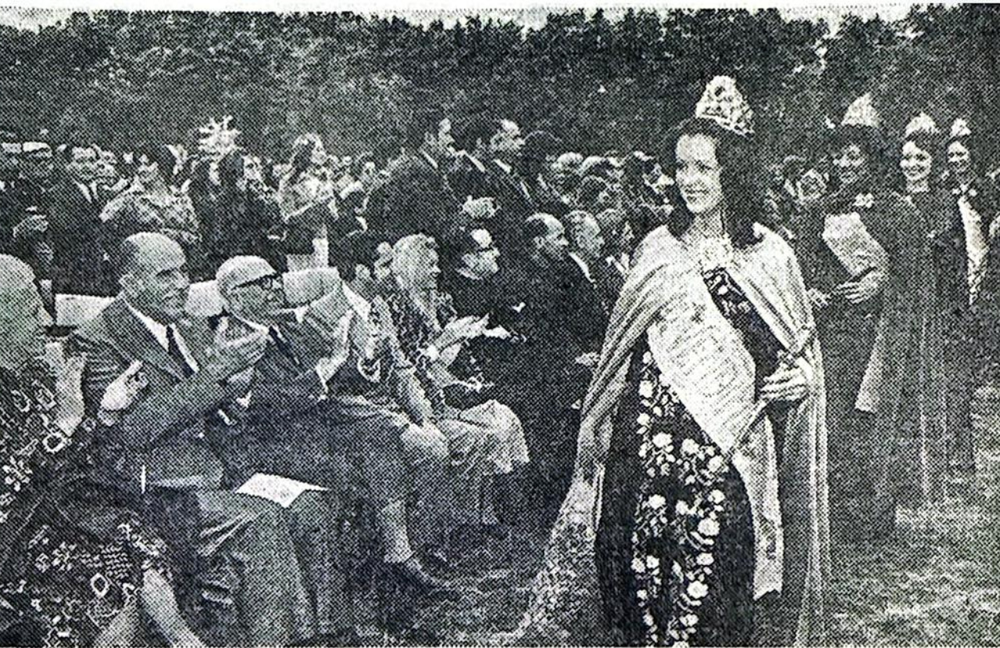 Las soberanas vendimiales desfilando frente a las autoridades, en una Fiesta que fue espejo de la coyuntura política, con símbolos, protocolo y multitud en una semana bisagra.