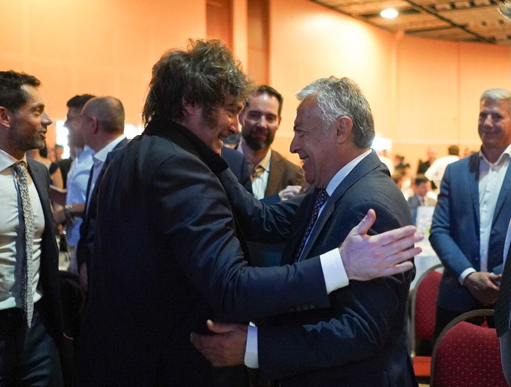 Cara a cara. La foto principal de Política en Off es en este caso un momento para la inmortalidad: el encuentro de pícaros compinches entre Javier Milei y Alfredo Cornejo en San Rafael. Foto: Prensa Gobierno de Mendoza