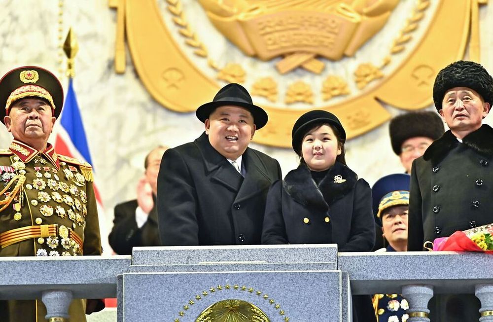 El impresionante desfile militar donde Corea del Note mostró su poderío nuclear durante los primeros días de febrero. Kim Jong-un volvió a mostrarse con su hija en los ejercicios recientes. (Fotos AP).