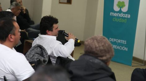 A sala llena, experto dio charla de fútbol y tecnología en la Ciudad