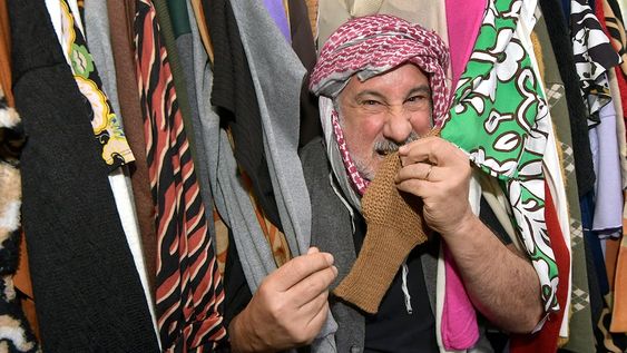 Luis heredó la pasión por el comercio de su familia árabe. En su local se pierde entre las prendas, da tips y no para de vender. | Foto: Orlando Pelichotti / Los Andes