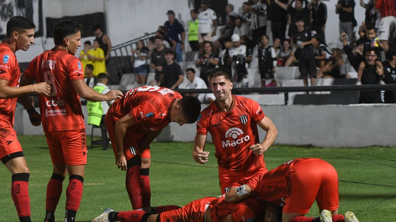 Le dieron medio metro a Mortadela Rodríguez y de media vuelta clavó un golazo y el Lobo gana 1 a 0.