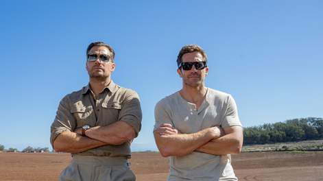 estrenos de cine: henry cavill y jake gyllenhaal protagonizan una pelicula de espias que deja sin aliento