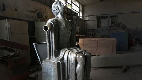 Los Andes | La imponente escultura de bronce sufrió la amputación de sus dos brazos. Se cree que fueron robados para vender el metal. Buscarán un sitio con más seguridad. | Foto : Orlando Pelichotti / Los Andes