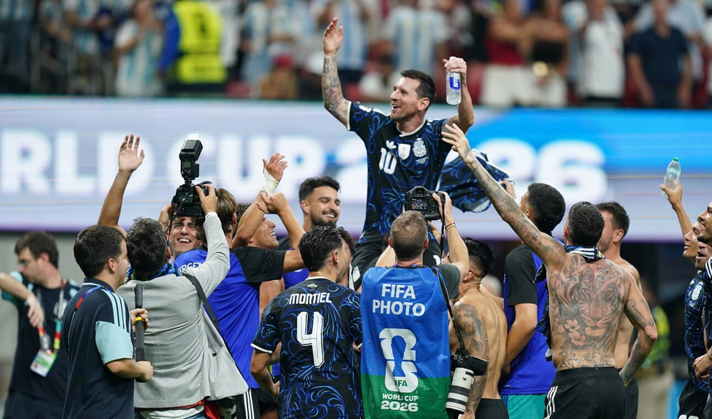 Festejo Albiceleste. Todos los jugadores se rindieron a los pies de Lionel Messi, una vez más.&nbsp;