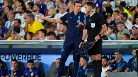 De local, en los festejos de los campeones del mundo, el entrenador de Argentina Lionel Scaloni destacó la tarea del equipo frente a Panamá. / Gentileza.