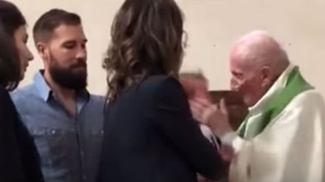 Video: el mundo habla del cura francés que le pega a un bebé en pleno bautismo