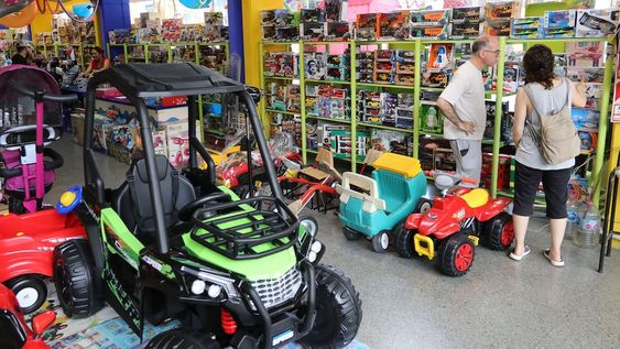 Comercios y jugueterías apuestan a los descuentos, promociones bancarias y cuotas para aumentar la venta de juguetes para Reyes Magos. Fotos: Daniel Caballero / Los Andes