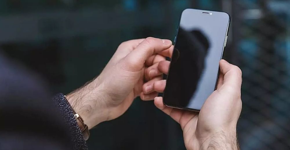 La pantalla puede ofrecer pistas: un ícono de batería indica que el teléfono está apagado pero recibe energía, mientras que una luz roja muestra batería descargada.