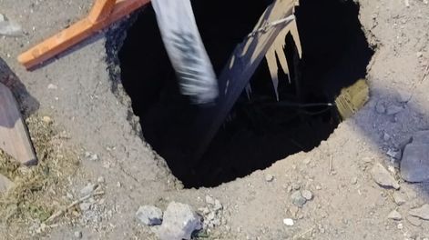 Calle Doctor Moreno: uno de los pozos generados por el deterioro del caño madre cloacal.