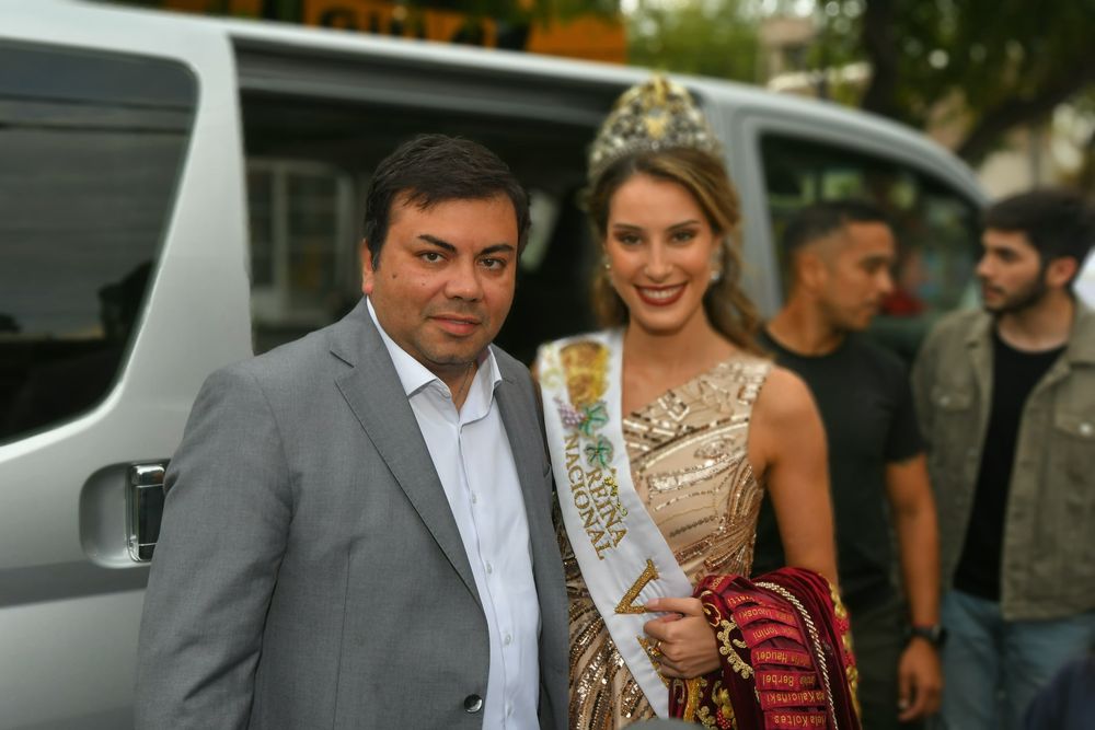 Alejandrina Funes, la Reina Nacional de la Vendimia 2025 junto a Francisco Lo Presti, intendente de Las Heras.
