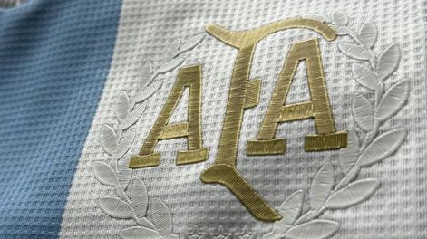 El escudo de la nueva camiseta retro de la selección (Gentileza)