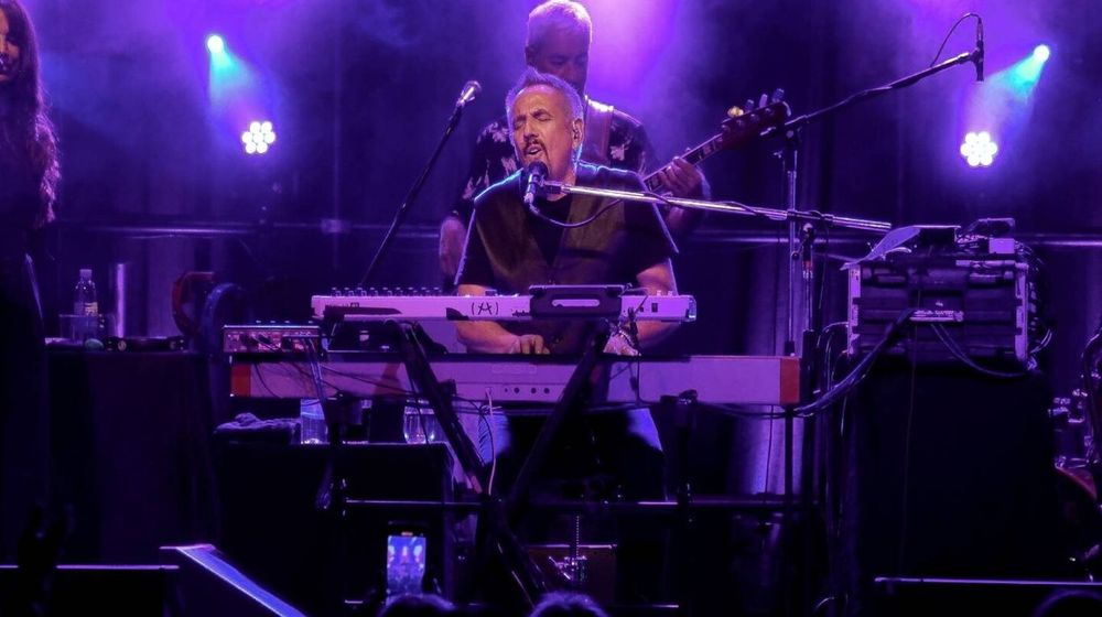 Alejandro Lerner, el compositor argentino con más de 40 años de trayectoria, hizo cantar a todo el público con música en vivo. 