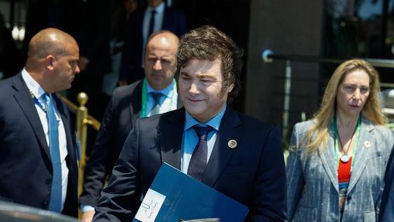 BRA50. RIO DE JANEIRO (BRASIL), 18/11/2024.- El presidente argentino, Javier Milei, camina a la salida del hotel Othon Palace, en la playa de Copacabana previo a la cumbre de G20 este lunes en Rio de Janeiro (Brasil). El presidente brasileño, Luiz Inácio Lula da Silva, y su homólogo argentino, Javier Milei, se estrecharon la mano con frialdad, por primera vez en público, en la cumbre de líderes del G20, que empieza este lunes en Río de Janeiro. EFE/ Sebastiao Moreira