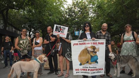 Los Andes | Defensores de animales realizaron una Protesta por el uso de pirotecnia en Peatonal Sarmiento y San Martín de Ciudad. Foto: Marcelo Rolland / Los Andes