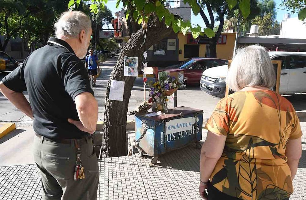 El puesto de diarios de Juancito permanece lleno de flores y mensajes de cariño de sus vecinos, que durante años disfrutaron de su servicialidad y simpatía. |Foto: José Gutiérrez / Los Andes