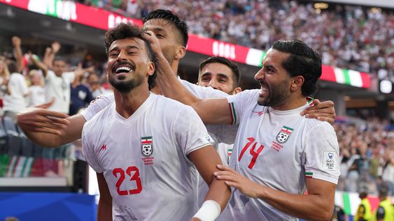 Ramin Rezaeian y Saman Ghoddos de Irán celebran un gol del empate frente a Nueva Zelanda. El conjunto asiático levantó dos veces el marcador.&nbsp;