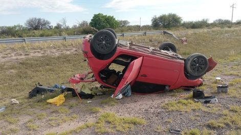 Los Andes | Accidente en La Paz: un vehículo volcó tras impactar contra el guardarraíl en la Ruta 7. Foto: Gentileza.