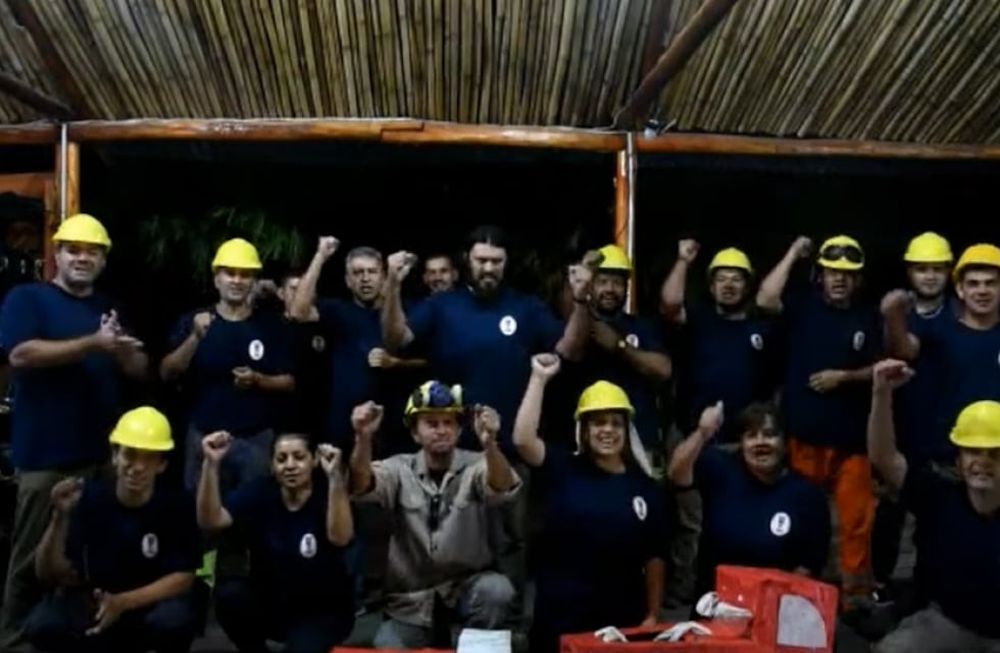 Bomberos Voluntarios le agradecieron a Santi Maratea por su ayuda.