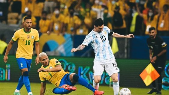 Estaba triste después de perder con Argentina pero cuando lo ví a Messi festejar pensé que se merecía un título con la Selección, aseguró Richarlison.