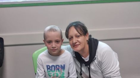 Los Andes | El niño mendocino sufre de una leucemia muy infrecuente y deberá recibir un trasplante. Su familia pide ayuda porque no puede pagar los gastos de alojamiento en Córdoba.