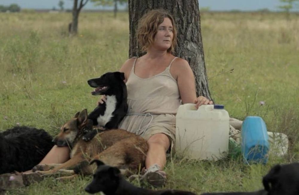 “La mujer de los perros” en MUBI: una película contemplativa, mística y desoladora