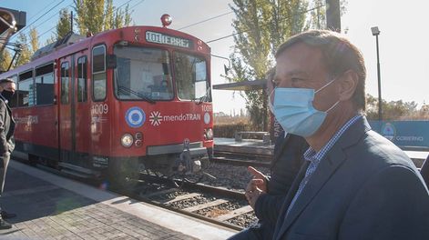 Los Andes | El Gobernador fue a la nueva estación del Metrotranvía, ubicada en el Parque TIC, de Godoy Cruz. Estuvo acompañado por el intendente García Zalazar. / Foto: Los Andes