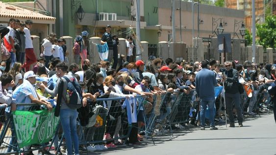 Miles de hinchas sanjuaninos se quedaron sin entradas y tuvieron que acudir a la reventa para conseguir un tickets. / Marcelo Rolland ( Los Andes)