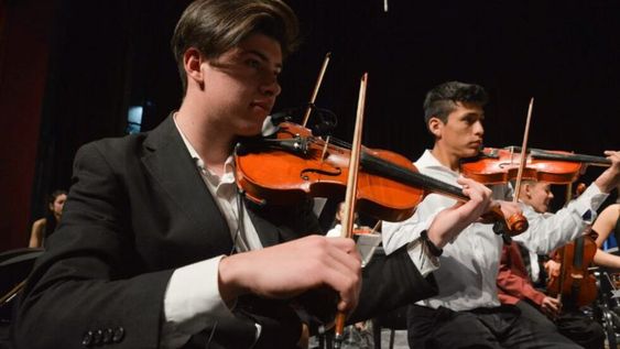 Lautaro es concertino de la Orquesta Infanto Juvenil Pequeños Grandes Músicos del Pedemonte. A sus excelentes calificaciones en primaria y secundaria suma el deseo de ser ingeniero electromecánico.