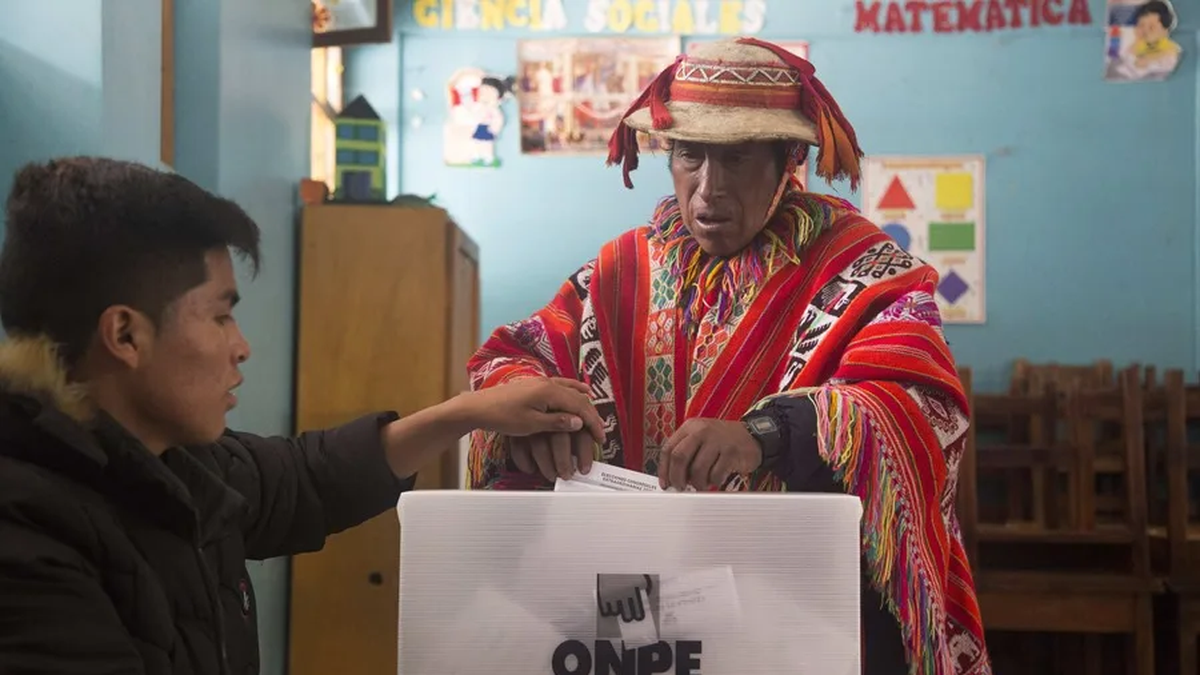 Elecciones en Perú con más de 30 candidatos y un país sumergido en crisis: ¿habrá segunda vuelta?