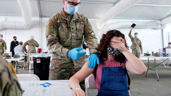 Muchos argentinos eligieron vacunarse contra el Covid-19 en Miami, Estados Unidos. Habrá un certificado en Argentina para acreditarlo o completar su esquema. (AP)