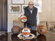 Ricardo González, el Negro, en su casa, con la torta y las pelotas, en el día de su centenario.