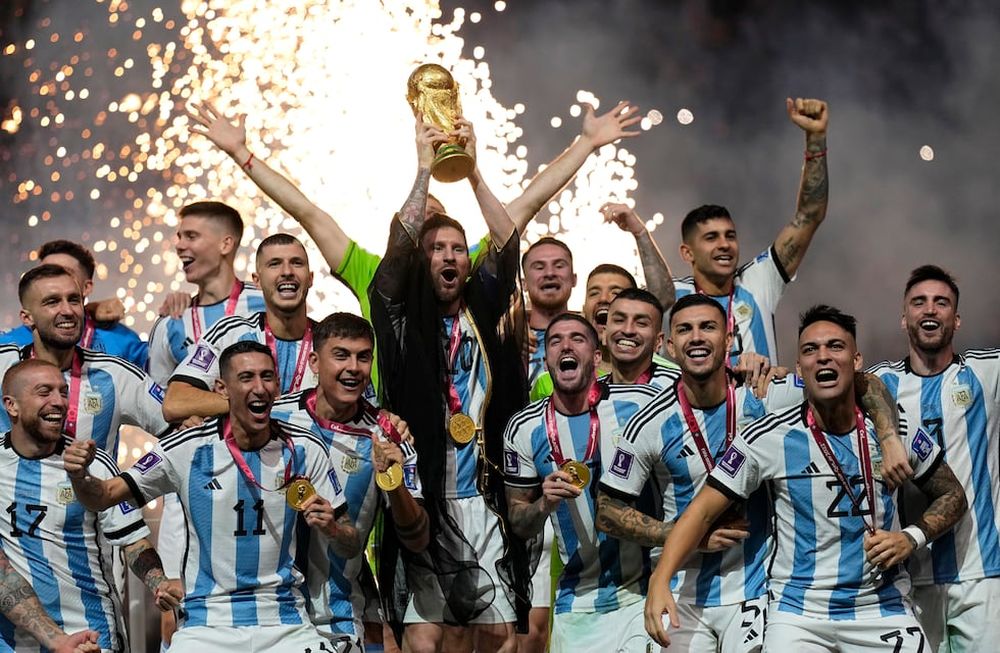 ARCHIVO - Lionel Messi, de Argentina, alza la Copa del Mundo tras vencer en la final a Francia, el 18 de diciembre de 2022, en Lusail, Qatar (AP Foto/Martin Meissner, archivo)