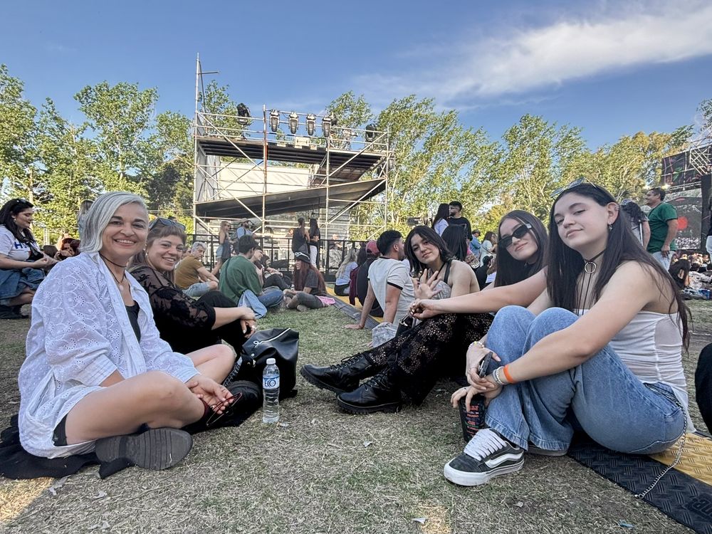 Caro, Aixa, Mile, Flor y Naomi, en plena previa para ver a Peces Raros y Trueno, disfrutaron una jornada a pura música.