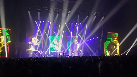 divididos con d de desmesura: la aplanadora del rock revento el arena maipu