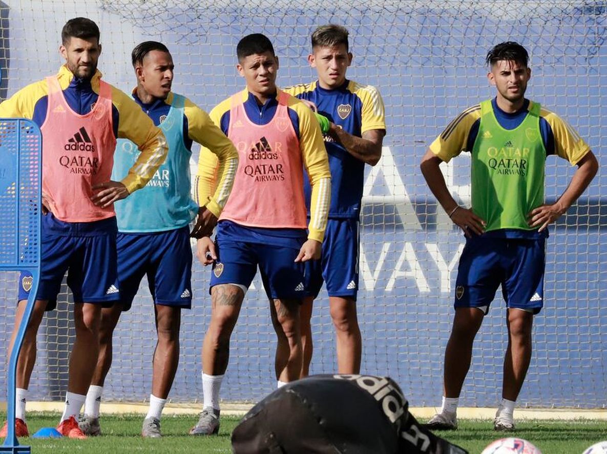 Marcos Rojo (centro) podría estar en el clásico contra River, el domingo a las 18. (Foto: Prensa Boca)