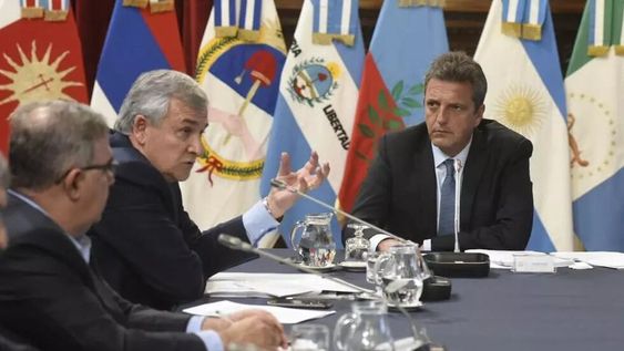 Gerardo Morales y Sergio Massa, en la reunión que mantuvo el ministro de Economía con los gobernadores del norte. (Archivo / Télam)