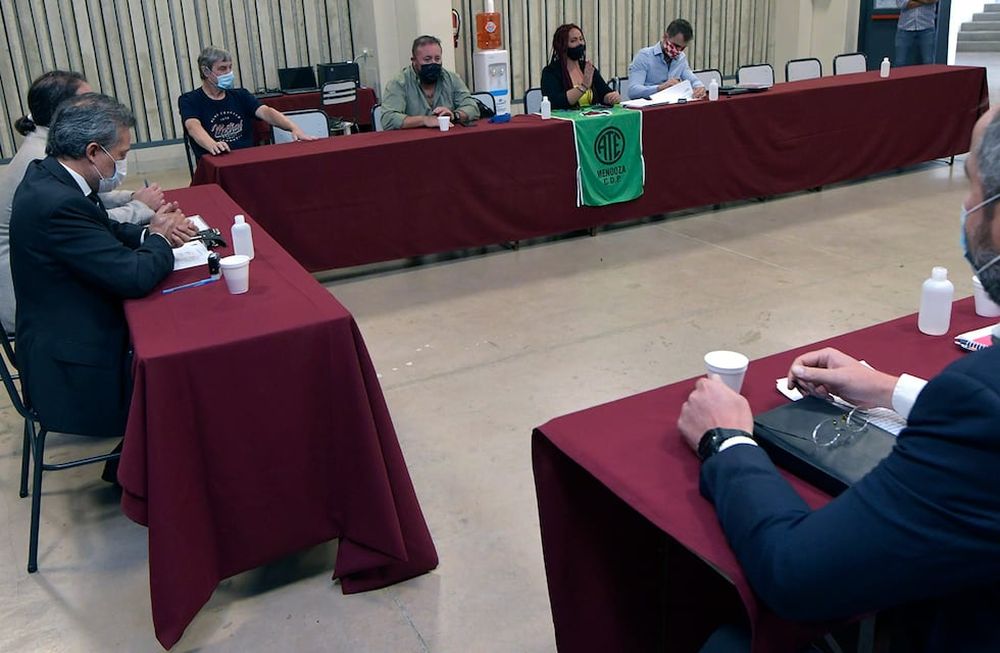 El Gobierno provincial dio inicio a las negociaciones salariales con los gremios estatales y la propuesta oficial fue rechazada por los gremios.Foto: Orlando Pelichotti / Los Andes