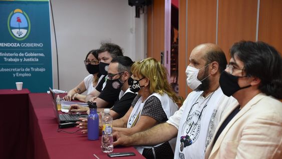 Henríquez (tercero desde la izquierda), rechaza el incremento. Los profesionales de la salud también. Macho es más prudente en la evaluación.